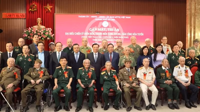 Lãnh đạo thành phố Hà Nội với các đại biểu là chiến sĩ Điện Biên, thanh niên xung phong, dân quân hỏa tuyến trực tiếp tham gia Chiến dịch Điện Biên Phủ.