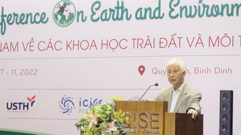 Ông Trần Thanh Vân, Hội khoa học Gặp gỡ Việt Nam phát biểu tại lễ khai mạc Hội nghị quốc tế “Các khoa học trái đất và môi trường Việt Nam lần thứ 2-VCEES 2022”.