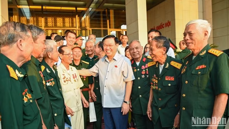 Chủ tịch Quốc hội Vương Đình Huệ với các đại biểu tại buổi gặp mặt.
