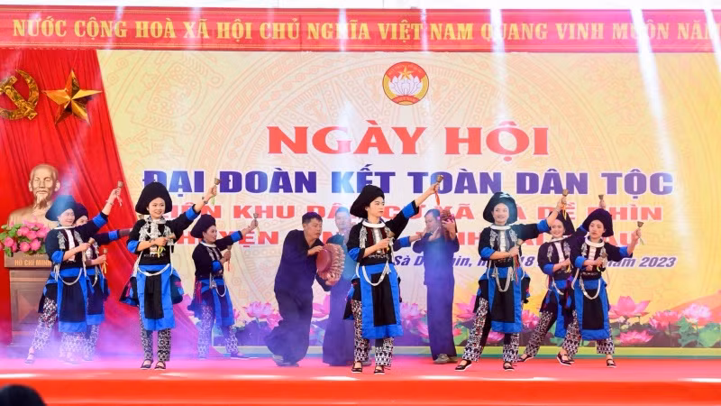 Một tiết mục văn nghệ chào mừng Ngày hội Đại đoàn kết toàn dân tộc xã Sà Dề Phìn. Một tiết mục văn nghệ chào mừng Ngày hội Đại đoàn kết toàn dân tộc xã Sà Dề Phìn.