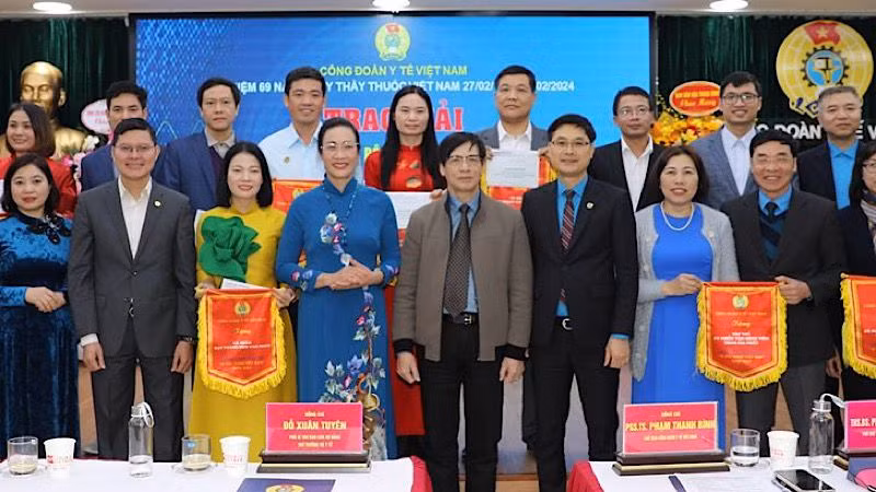 Trao cờ tặng các cá nhân đạt thành tích cao chặng 1 Giải chạy bộ “Vì sức khỏe Việt Nam”. Trao cờ tặng các cá nhân đạt thành tích cao chặng 1 Giải chạy bộ “Vì sức khỏe Việt Nam”.