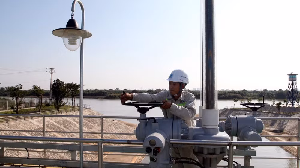 Dây chuyền sản xuất nước sạch tại Nhà máy nước mặt sông Đuống. 