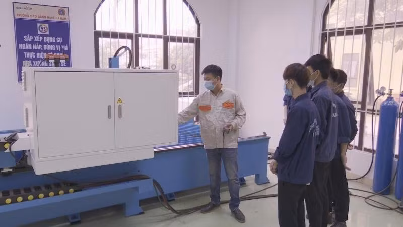 Giờ học thực hành của thầy và trò trường Cao đẳng nghề Hà Nam.