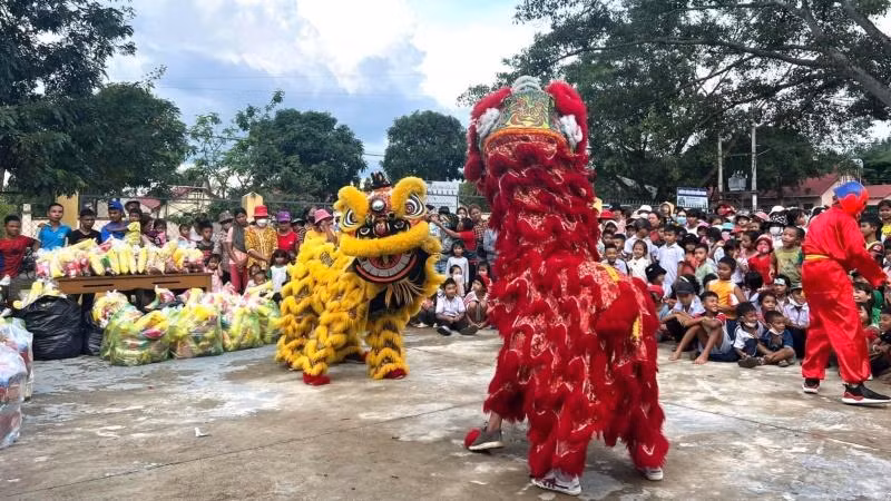Đoàn thiện nguyện của Ban vận động thành lập Hội Nữ doanh nhân thành phố Buôn Ma Thuột và Chùa Lâm Tỳ Ni, thành phố Buôn Ma Thuột tổ chức múa lân vui Tết Trung thu cho trẻ em ở buôn Tuôr A, buôn Tuôr B và trẻ em đang điều trị bệnh tại Khoa điều trị phong Ea Na, xã Dray Sáp, huyện Krông Ana.