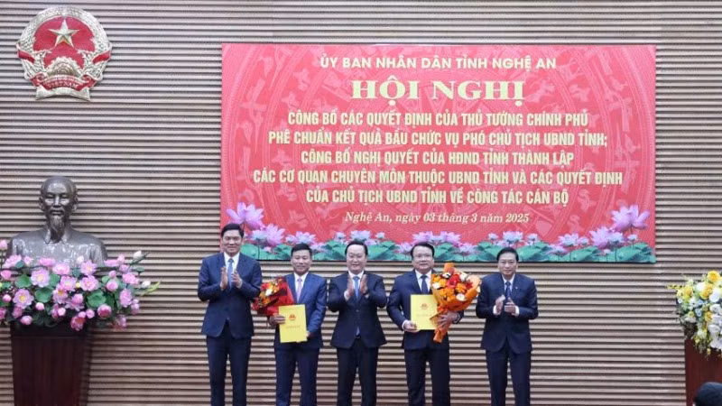 Thường trực Tỉnh ủy trao quyết định và tặng hoa chúc mừng hai Phó Chủ tịch Ủy ban nhân dân tỉnh Nghệ An.