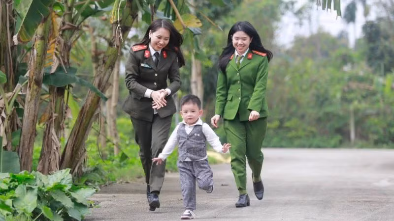 Niềm hạnh phúc của Mẹ công an khi đỡ đầu trẻ mồ côi.
