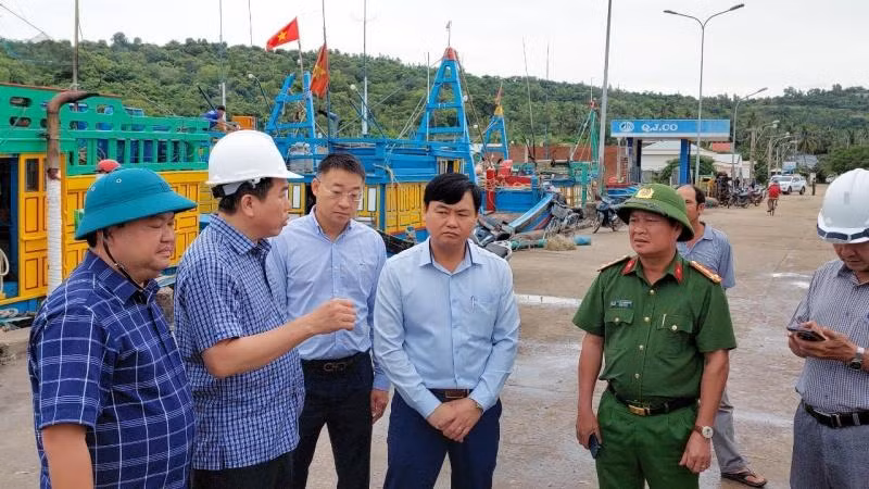 Chủ tịch UBND tỉnh Phú Yên Trần Hữu Thế cùng Đoàn công tác tỉnh kiểm tra, chỉ đạo di dời dân tránh bão tại các xã ven biển thị xã Sông Cầu.