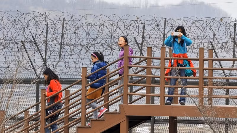 Tư liệu: Khách du lịch tham quan Công viên hòa bình Imjingak gần Khu phi quân sự (DMZ) liên Triều, tại Paju, Hàn Quốc, ngày 5/4/2013. (Ảnh: AFP/TTXVN)