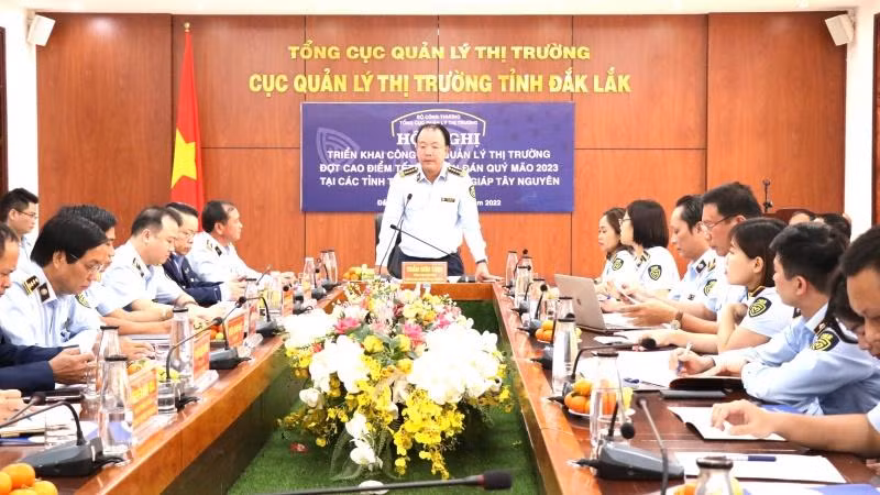 Tổng cục trưởng Tổng cục Quản lý thị trường Trần Hữu Linh phát biểu triển khai công tác quản lý thị trường đợt cao điểm Tết Nguyên đán Quý Mão 2023 trên địa bàn các tỉnh Tây Nguyên và Khánh Hòa, Phú Yên.