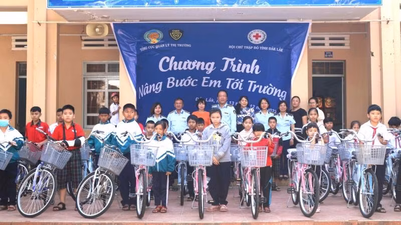 Tổng cục Quản lý thị trường phối hợp Hội Chữ thập đỏ tỉnh Đắk Lắk trao 50 chiếc xe đạp cho các em học sinh đồng bào dân tộc thiểu số, học sinh có hoàn cảnh khó khăn trên địa bàn thành phố Buôn Ma Thuột.