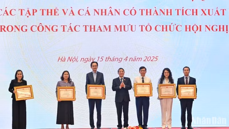 Phó Chủ tịch Quốc hội Nguyễn Đức Hải trao Bằng khen của Ủy ban Thường vụ Quốc hội cho các cá nhân. (Ảnh: Duy Linh)