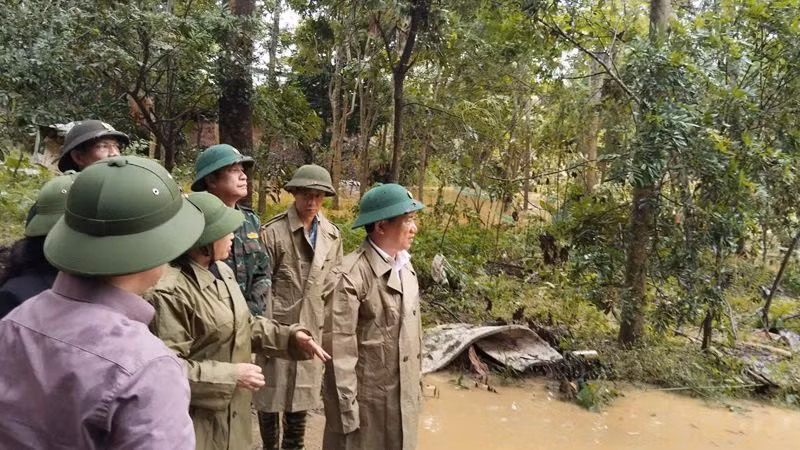 Phó Thủ tướng thị sát tình hình ngập úng tại thị trấn Đồng Tâm, huyện Chợ Mới. (Ảnh: TUẤN SƠN)