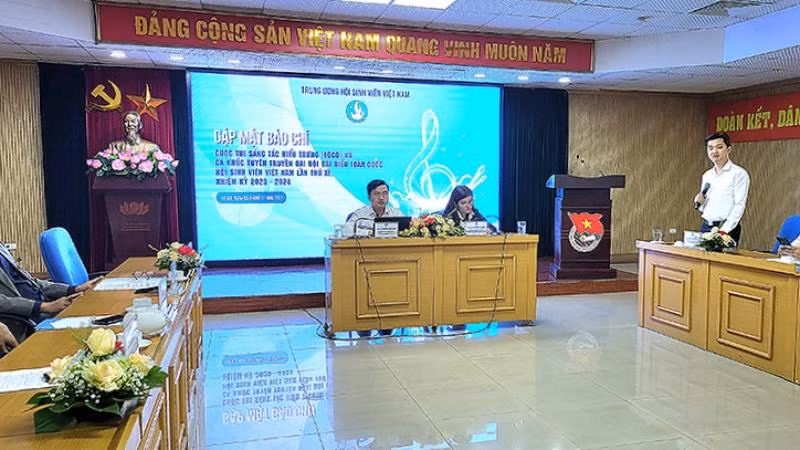 Bí thư Trung ương Đoàn, Chủ tịch Hội Sinh viên Việt Nam Nguyễn Minh Triết (thứ 2 từ phải qua) cung cấp một số thông tin liên quan đến Cuộc thi tại buổi Gặp mặt báo chí.