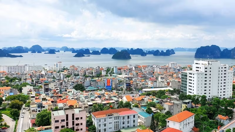 Thành phố Hạ Long ngày càng phát triển trở thành đô thị văn minh, hiện đại.