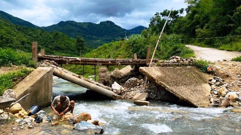 Cầu tràn kết nối bản Na Tao với bản Cơm, xã Pù Nhi, huyện Mường Lát, tỉnh Thanh Hóa bị hư hỏng do mưa lũ.