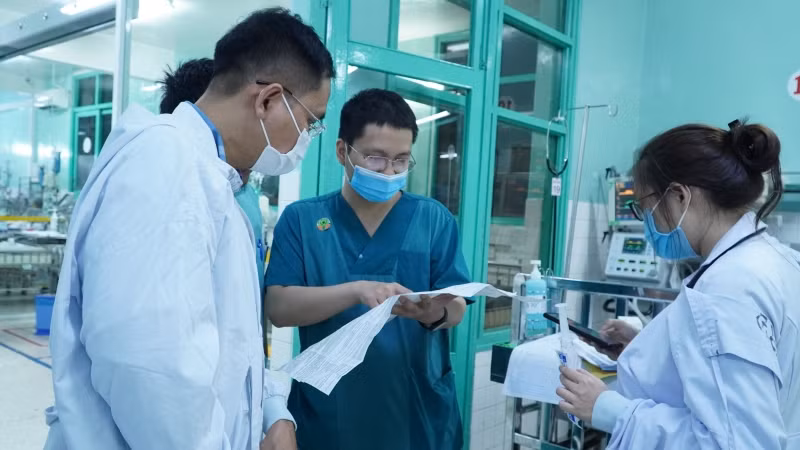 Ê-kíp bác sĩ Bệnh viện Chợ Rẫy và Bệnh viện Nhi đồng 2 trao đổi chuyên môn.