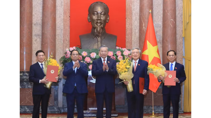 Tổng Bí thư, Chủ tịch nước Tô Lâm trao Quyết định bổ nhiệm, Thủ tướng Phạm Minh Chính tặng hoa chúc mừng các Phó Thủ tướng Nguyễn Hòa Bình, Bùi Thanh Sơn và Hồ Đức Phớc. (Ảnh: Lâm Khánh/TTXVN)