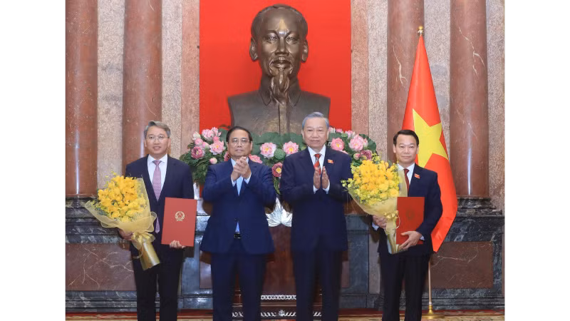 Tổng Bí thư, Chủ tịch nước Tô Lâm trao Quyết định bổ nhiệm, Thủ tướng Phạm Minh Chính tặng hoa chúc mừng Bộ trưởng Tài nguyên và Môi trường Đỗ Đức Duy, Bộ trưởng Tư pháp Nguyễn Hải Ninh. (Ảnh: Lâm Khánh/TTXVN)