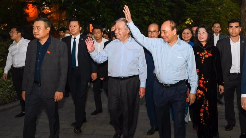 Chủ tịch nước Nguyễn Xuân Phúc và Tổng Thư ký Liên hợp quốc António Guterres vẫy tay chào người dân Hà Nội tại khu vực tuyến phố đi bộ Hồ Hoàn Kiếm. Chủ tịch nước Nguyễn Xuân Phúc và Tổng Thư ký Liên hợp quốc António Guterres vẫy tay chào người dân Hà Nội tại khu vực tuyến phố đi bộ Hồ Hoàn Kiếm.