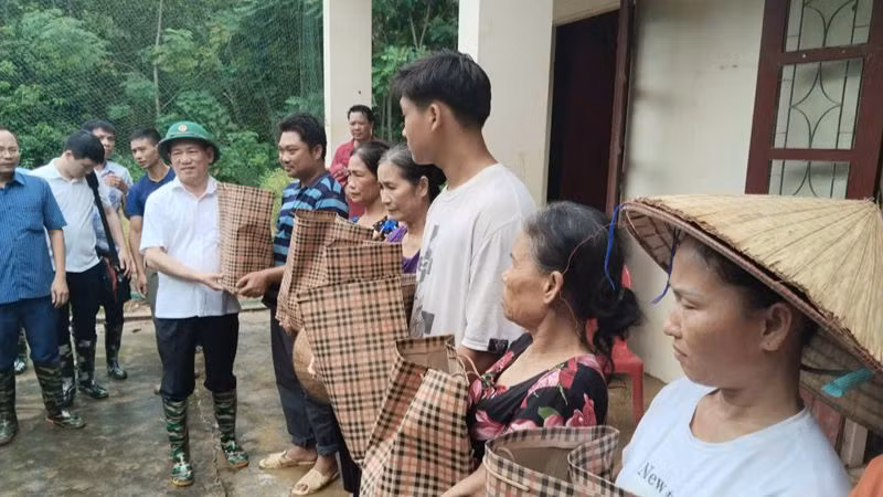 Phó Thủ tướng tặng quà cho một số hộ dân chịu thiệt hại do thiên tai. (Ảnh: TUẤN SƠN)