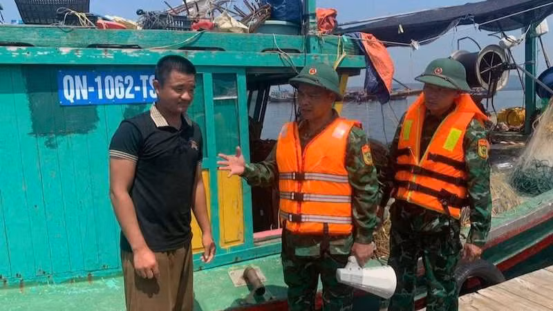 Bộ đội Biên phòng Cô Tô hướng dẫn người dân đưa phương tiện vào bờ tránh trú bão số 3.