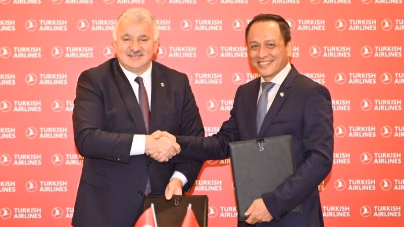 Đại diện lãnh đạo Turkish Airlines và Vietnam Airlines ký hợp tác liên danh.
