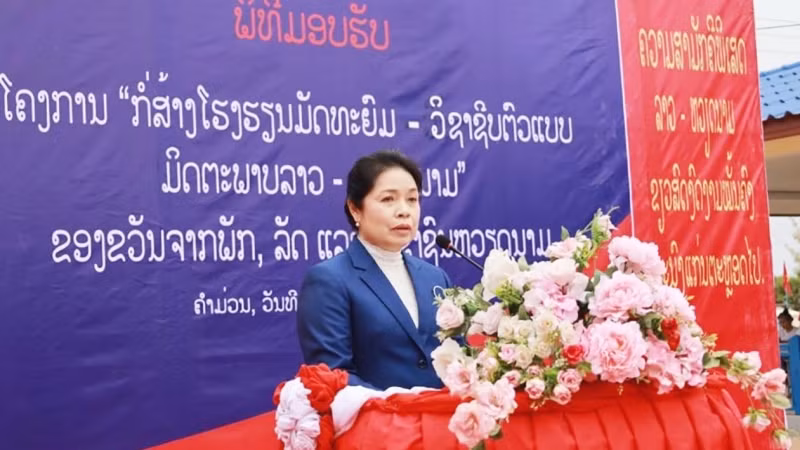 Thứ trưởng Giáo dục và Thể thao Lào Sisouk Vongvichith phát biểu tại buổi lễ. (Ảnh: Hải Tiến)