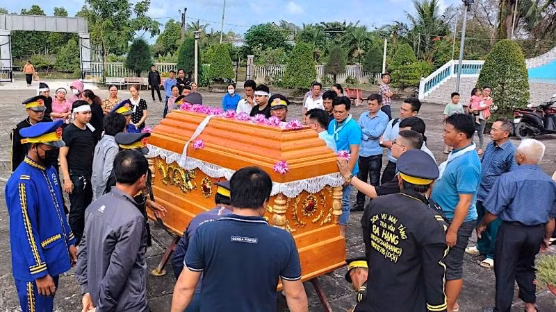 Người dân địa phương và gia đình tổ chức đám ma tiễn đưa nạn nhân N.T.T. về nơi an nghỉ cuối cùng. 