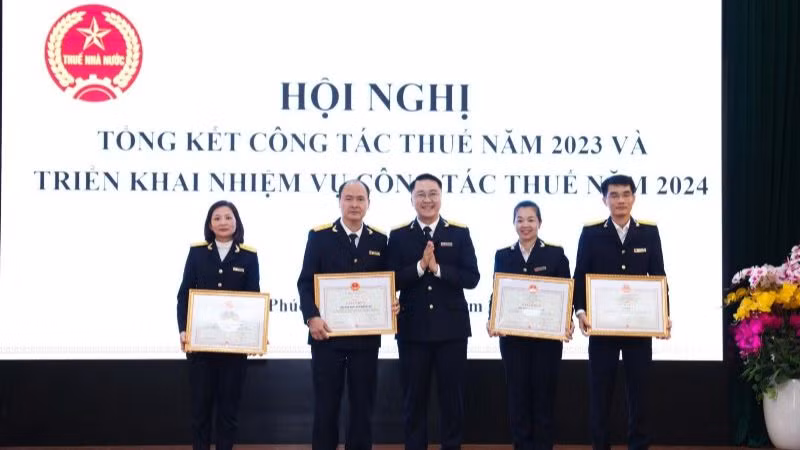 Khen thưởng những cán bộ thuế hoàn thành xuất sắc nhiệm vụ năm 2023.