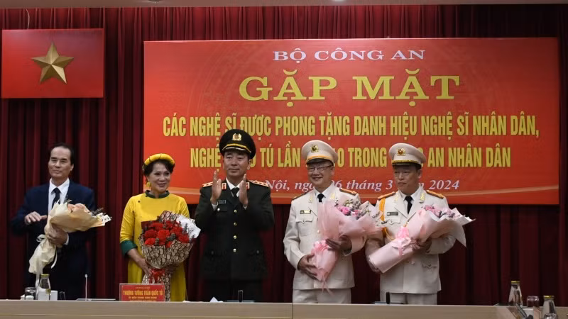 Thượng tướng, Thứ trưởng Công an Trần Quốc Tỏ tặng hoa cho các nghệ sĩ.