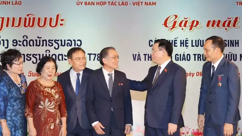 Chủ tịch Quốc hội Vương Đình Huệ, Chủ tịch Quốc hội Lào Saysomphone Phomvihane và đại biểu với các thế hệ lưu học sinh và cán bộ, giáo viên Trường Hữu nghị T78. (Ảnh: Doãn Tấn/TTXVN) Chủ tịch Quốc hội Vương Đình Huệ, Chủ tịch Quốc hội Lào Saysomphone Phomvihane và đại biểu với các thế hệ lưu học sinh và cán bộ, giáo viên Trường Hữu nghị T78. (Ảnh: Doãn Tấn/TTXVN)