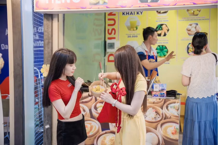 Giới trẻ thích thú khám phá thiên đường ẩm thực tại chợ đêm Vui Fest.