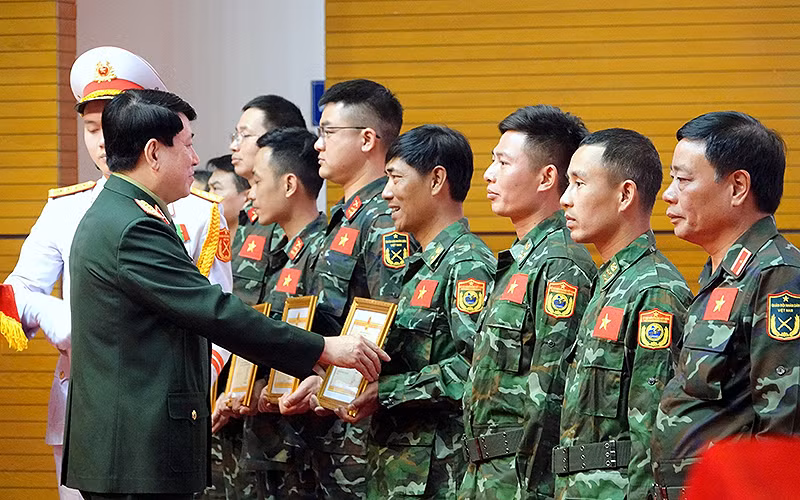 Đại tướng Lương Cường trao Bằng khen của Bộ trưởng Quốc phòng tặng các cá nhân có thành tích xuất sắc trong thực hiện nhiệm vụ nhân đạo quốc tế tại Thổ Nhĩ Kỳ. Đại tướng Lương Cường trao Bằng khen của Bộ trưởng Quốc phòng tặng các cá nhân có thành tích xuất sắc trong thực hiện nhiệm vụ nhân đạo quốc tế tại Thổ Nhĩ Kỳ.