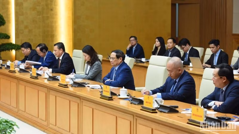 Thủ tướng Phạm Minh Chính và đại diện lãnh đạo các bộ, ban, ngành của Chính phủ Việt Nam tham dự buổi tiếp.