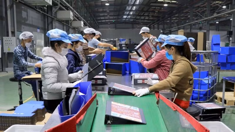 Công nhân làm việc tại Công ty TNHH Deli Việt Nam, tại khu công nghiệp Yên Phong mở rộng, tỉnh Bắc Ninh.
