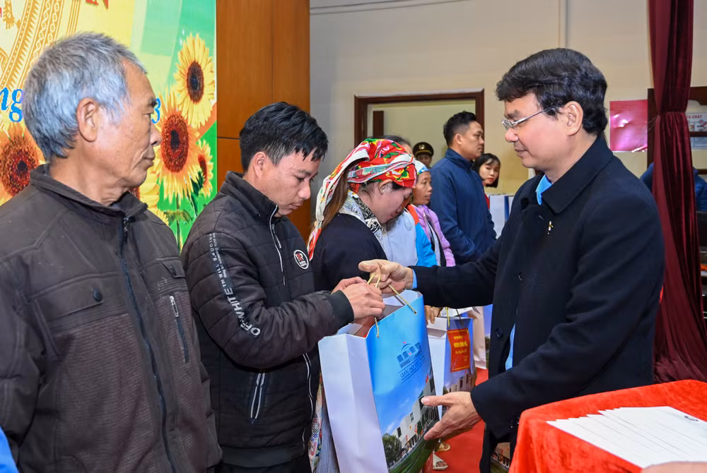 Bí thư Tỉnh ủy Lào Cai Đặng Xuân Phong trao tặng quà Tết cho gia đình chính sách, hộ nghèo tại huyện Bát Xát. (Ảnh: Duy Linh) Bí thư Tỉnh ủy Lào Cai Đặng Xuân Phong trao tặng quà Tết cho gia đình chính sách, hộ nghèo tại huyện Bát Xát. (Ảnh: Duy Linh)