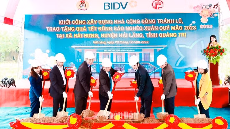 Chiều 23/12, BIDV khởi công nhà cộng đồng tránh lũ cho người dân xã Hải Hưng, huyện Hải Lăng, tỉnh Quảng Trị. 