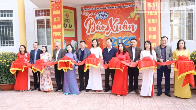 Các đại biểu cắt băng khai mạc Hội Báo Xuân Ất Tỵ năm 2025 tỉnh Đắk Lắk.