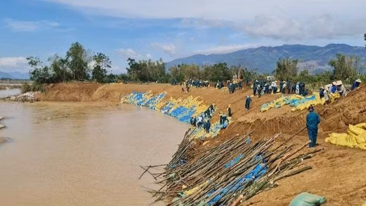Huy động lực lượng, phương tiện tạo bờ kè ngăn chặn sạt lở bờ sông Quảng Huế.