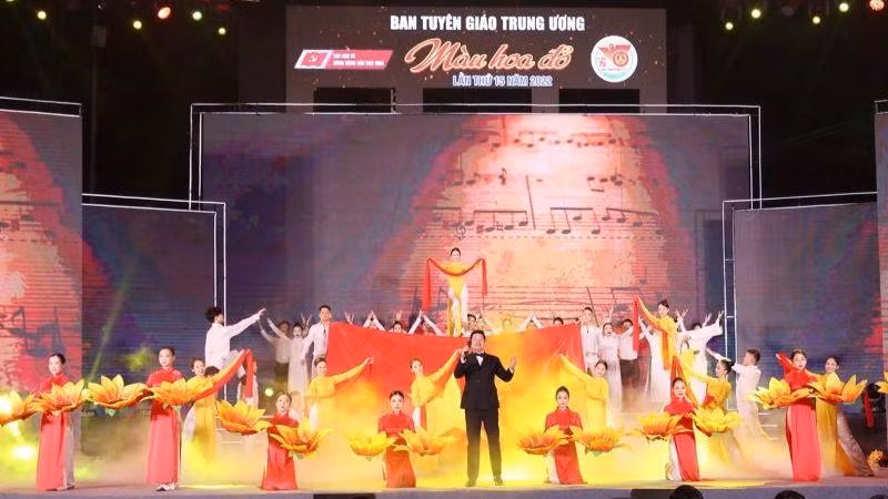 Chương trình nghệ thuật Màu hoa đỏ do Ban Tuyên giáo Trung ương phối hợp tỉnh Quảng Trị thực hiện tại Nghĩa trang liệt sĩ quốc gia Trường Sơn nhân kỷ niệm 75 năm Ngày Thương binh-Liệt sĩ.