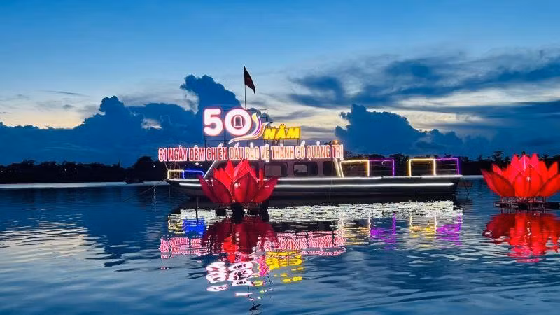 Hoa đăng trên sông Thạch Hãn nhân kỷ niệm 50 năm sự kiện 81 ngày đêm chiến đấu và bảo vệ Thành cổ Quảng Trị năm 1972.