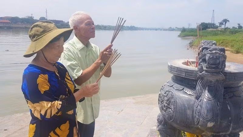 Người dân Quảng Trị thắp hương cho các Anh hùng, liệt sĩ tại Bến thả hoa bờ bắc sông Thạch Hãn.