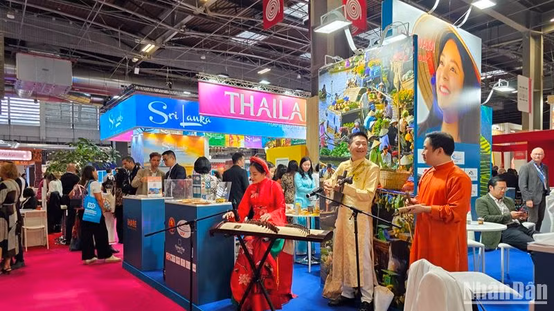 Gian hàng Việt Nam sôi động cùng nhiều tiết mục trình diễn nghệ thuật dân tộc. (Ảnh: MINH DUY)