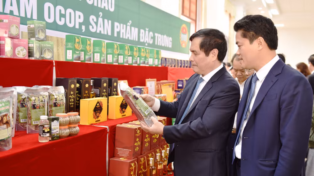 Đồng chí Phan Xuân Thủy, Phó Trưởng Ban Tuyên giáo Trung ương và đồng chí Vũ Mạnh Hà, Ủy viên dự khuyết Trung ương Đảng, Phó Bí thư Thường trực Tỉnh ủy thăm sản phẩm OCOP của tỉnh Lai Châu.