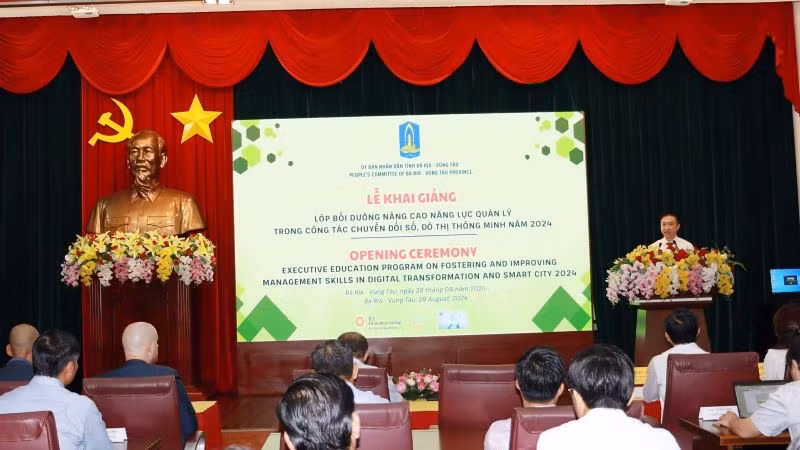 Ông Đặng Minh Thông, Phó Chủ tịch Ủy ban nhân dân tỉnh Bà Rịa-Vũng Tàu phát biểu tại lớp bồi dưỡng.