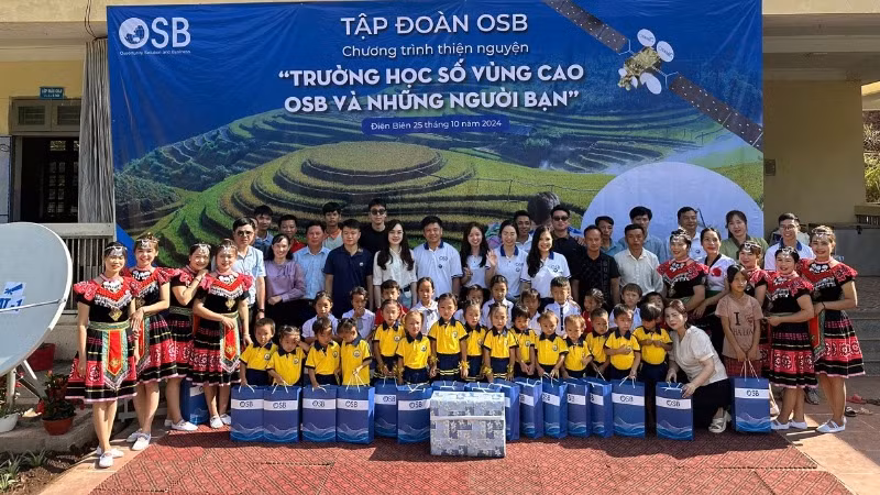 Ông Nguyễn Hữu Đại, Phó Chủ tịch Ủy ban nhân dân huyện Nậm Pồ cùng đại diện Công ty cổ phần Tập đoàn OSB trao quà, thiết bị tặng cô và trò tại điểm trường mầm non Hô Hài 1, xã Chà Cang.