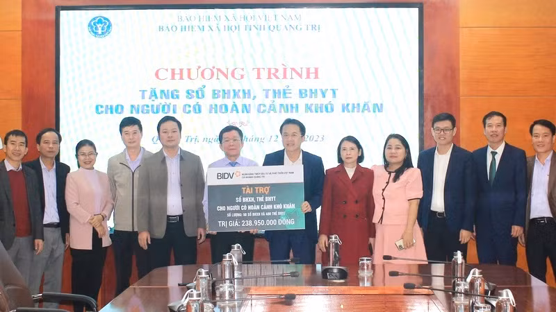 Ông Dương Văn Hà, thay mặt BIDV Chi nhánh Quảng Trị trao biểu trưng 50 sổ bảo hiểm xã hội và 400 thẻ bảo hiểm y tế cho Bảo hiểm xã hội tỉnh.