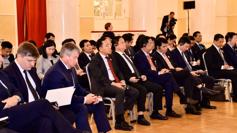 Các đại biểu tham dự phiên họp. Các đại biểu tham dự phiên họp.