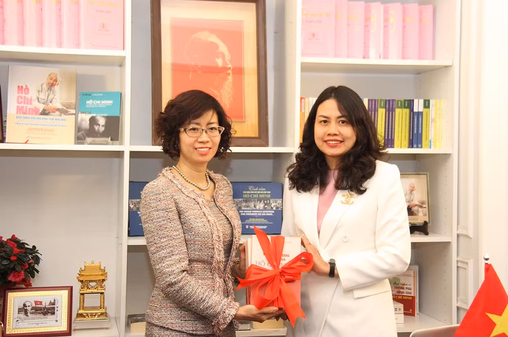 Đại sứ, Trưởng Phái đoàn thường trực Việt Nam bên cạnh UNESCO Lê Thị Hồng Vân tiếp nhận sách của Nhà xuất bản Chính trị Quốc gia Sự thật và Vụ Ngoại giao Văn hóa và UNESCO (Bộ Ngoại giao).
