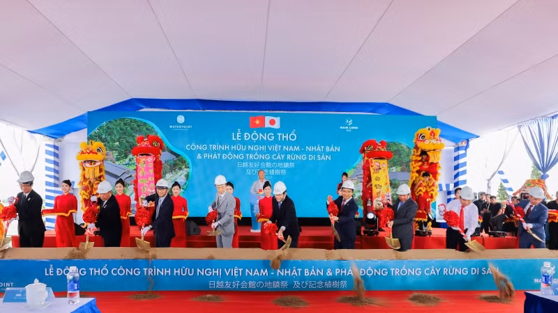 Các đại biểu cấp cao thực hiện nghi thức động thổ Nhà Hữu nghị Việt-Nhật.